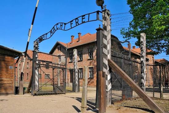 AUSCHWITZ I WADOWICE: Śladami pamięci